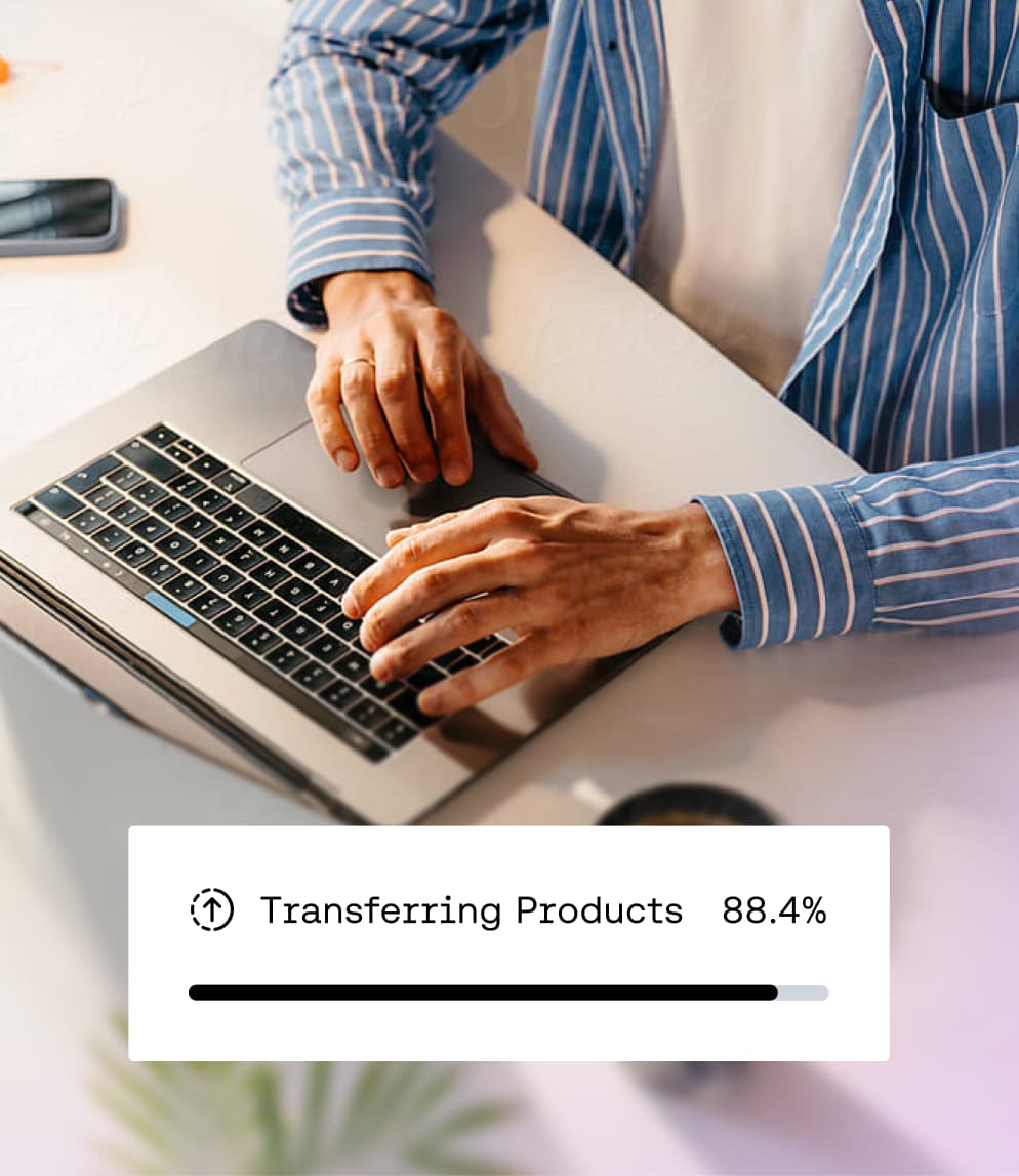 Person som skriver på en bærbar datamaskin med et overlegg som viser fremdriften for datamigrering ved overføring av produkter på 88,4 %.
