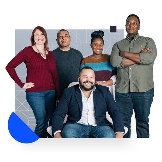 Mann arbeider på en datamaskin